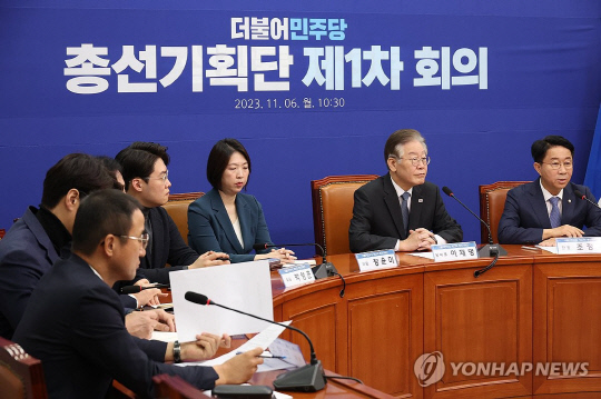 지난달 6일 국회에서 열린 더불어민주당 총선기획단 제1차 회의에서 조정식 단장이 인사말을 하고 있다.<연합뉴스>